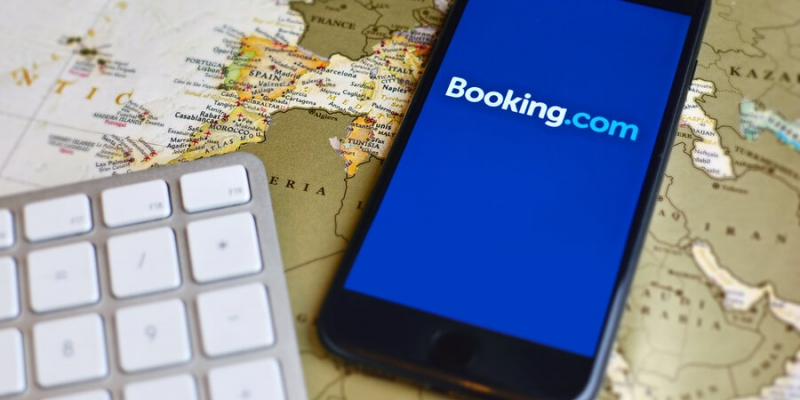 Booking cerca di riattivare le prenotazioni in Spagna