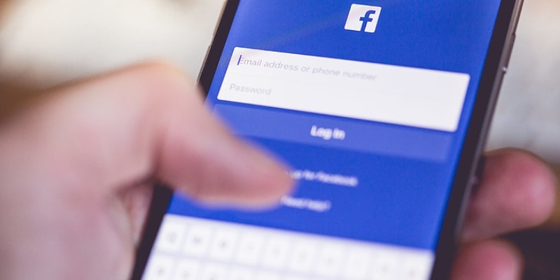 Facebook smette di collaborare con le autorità di Hong Kong